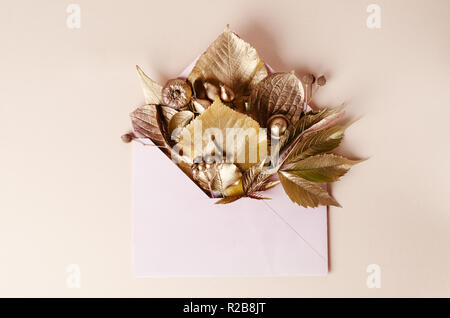 Herbst Komposition Vorlage. Goldene Blätter in der Postalischen Umschlag. Herbst, Herbst Konzept. Ansicht von oben Bild. Stockfoto