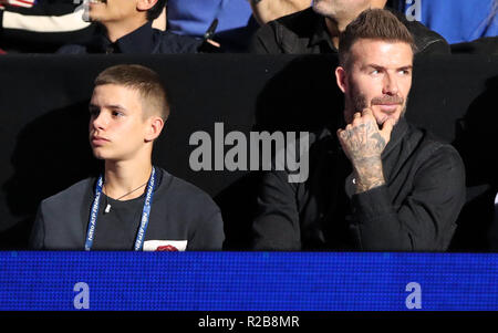 David Beckham (rechts) und sein Sohn Romeo in Der steht bei Tag acht der Nitto ATP-Finale in der O2 Arena in London. Stockfoto