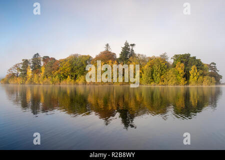 Misty Herbst morgens um Derwentwater im Lake District, Cumbria England Großbritannien Stockfoto