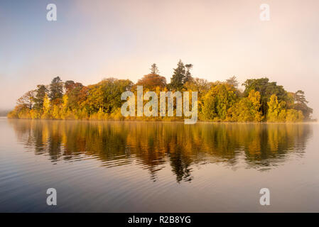 Misty Herbst morgens um Derwentwater im Lake District, Cumbria England Großbritannien Stockfoto