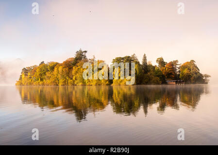 Misty Herbst morgens um Derwentwater im Lake District, Cumbria England Großbritannien Stockfoto