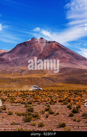 Allradantrieb Fahrzeug Kreuzung Reserva Eduardo Avaroa, Uyuni in Bolivien Stockfoto