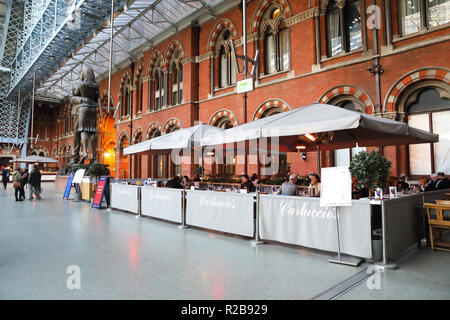 Carluccio's Restaurant im Bahnhof St Pancras International, London, UK Stockfoto