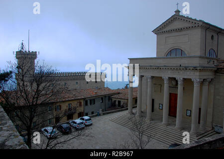 St. Quirino Kirche in San Marino, oben betrachten, neblige Landschaft panorama Stockfoto