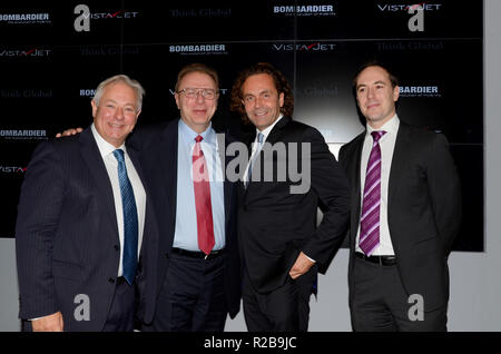 Bob Horner, Steve Ridolfi von Bombardier Business Aircraft, Thomas Flohr CEO von Vistajet und Ian Moore, Chief Commercial Officer, VistaJet. Stockfoto