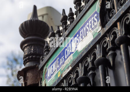 Paris/Frankreich - 22. April 2017: Alte Straßenschild auf der Champs de Elysee in Paris Stockfoto