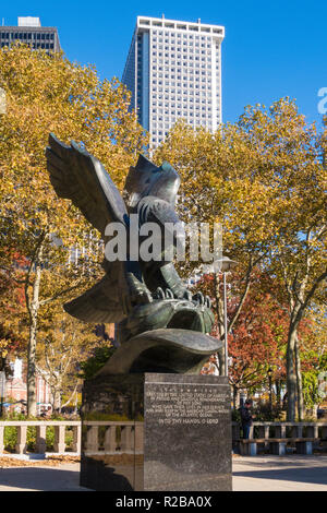 Bronze-Adler und Kranz Statue, East Coast War Memorial, Battery Park, New York City, USA Stockfoto