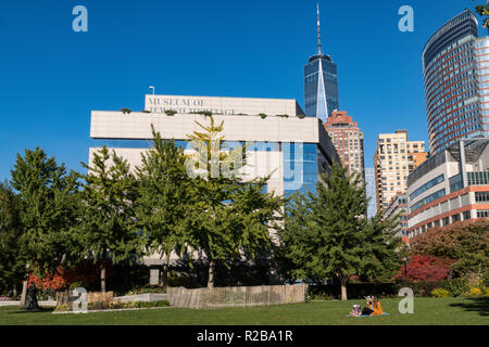 Museum der jüdischen Erbe - eine lebendige Erinnerung an den Holocaust mit dem Freedom Tower im Hintergrund, NYC, USA Stockfoto