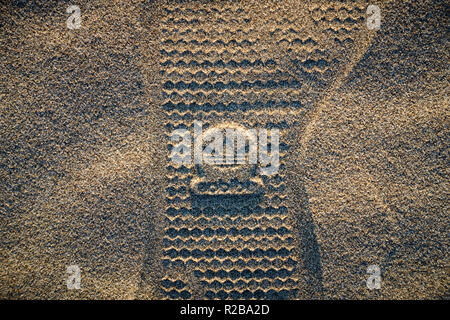 Marke Adidas Logo schuh Fußabdruck im Sand des Strandes Stockfoto