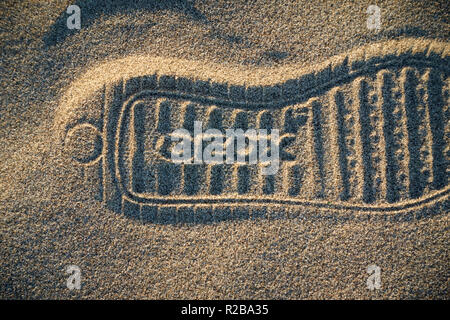 Marke Geox schuh Fußabdruck im Sand des Strandes Stockfoto
