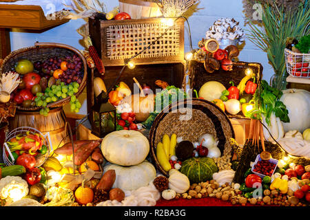 Happy Thanksgiving Day Hintergrund Tabelle mit Kürbisse, Früchte und Blätter im Herbst eingerichtet. Harvest Festival. Stockfoto