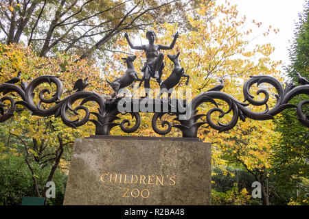 Der Lehman Tore sind eine bronzene Skulptur Wahrzeichen am Zoo im Central Park, New York City, USA Stockfoto