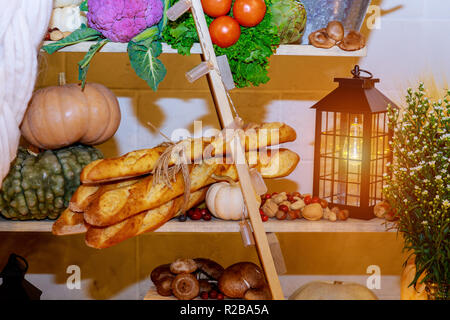 Happy Thanksgiving Day Herbst Hintergrund, Holztisch, mit Gemüse, Früchte und Blätter im Herbst eingerichtet. Stockfoto