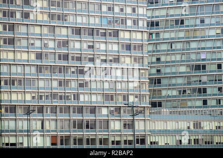 Die unzähligen Fenster des großen Turm Bausteine in einer britischen Stadt Stockfoto