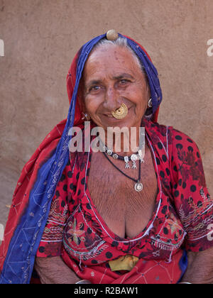 RAJASTHAN, INDIEN - 10. MÄRZ 2015: Die Frau des Kopf Mann einem Bishnoi Dorf Stockfoto