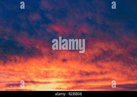 Herbst Himmel unscharf ist, von der Dämmerung hinterleuchtet, als Hintergrund. Das Bild ist geeignet für die Inschrift an der Oberseite Stockfoto