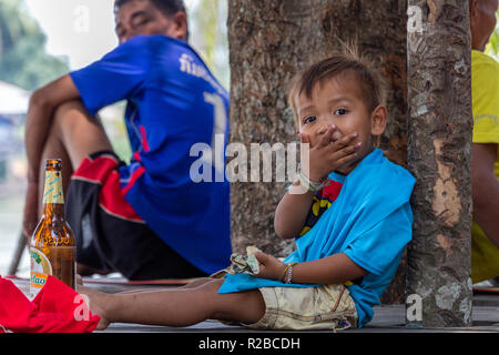 Don Khone, Laos - 24. April 2018: Lustig Kind gähnen in einem entlegenen Dorf in Laos Stockfoto