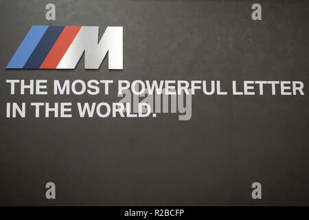 Ag. Kosmas, Griechenland - 10 November 2018: BMW M series Logo und Slogan Stockfoto