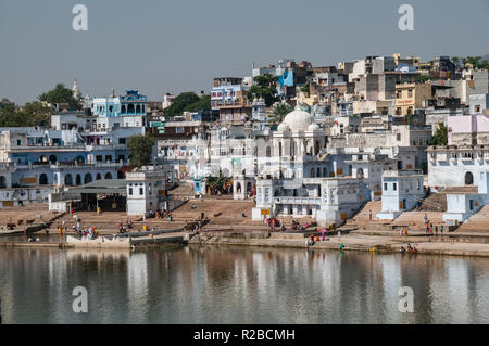 Menge von Gläubigen auf Pushkar ghats Stockfoto