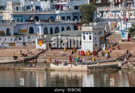 Menge von Gläubigen auf Pushkar ghats Stockfoto