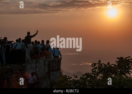 Buddhistische und Jainist Anbeter grüße die Sonne bei Sonnenuntergang vom Gipfel des Mount Abu in Rajasthan Stockfoto