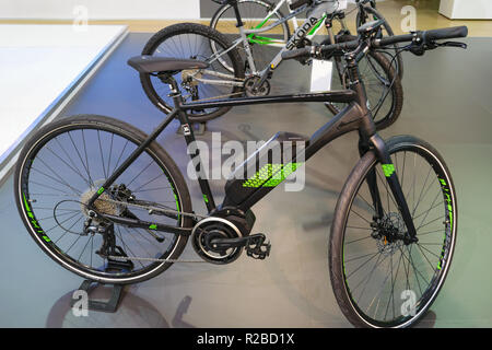 Ag. Kosmas, Griechenland - 10 November 2018: Skoda Elektrofahrrad Stockfoto