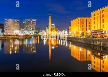 Liverpool Skyline Gebäude am Pier Head und alber Dock bei Sonnenuntergang Dämmerung, Liverpool, England, UK. Stockfoto