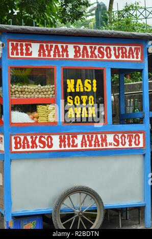 Street Food, Frikadellen und Huhn Nudel in Indonesien und Mie Bakso Ayam zu verkaufen in der Nähe von Blok M, Busbahnhof an. Stockfoto