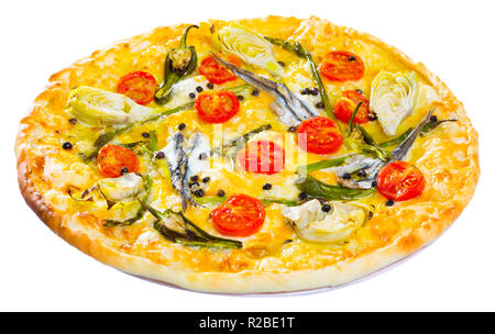 Pizza mit Sprotte, Artischocken, Käse und getrockneten Tomaten auf ungesäuerten Teig. Auf weissem Hintergrund Stockfoto