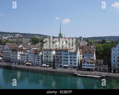 Zürich, Schweiz AUGUST 2018: Schöne weiße Häuser am Ufer des Limmat und europäischen Stadtbild der grössten Schweizer Stadt Zentrum mit alpinen Lan Stockfoto