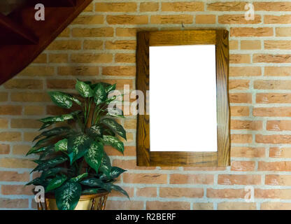 Leer leer aus Holz- Spiegel ausschneiden oder Gemälde Rahmen hängen an einer Wand in einem Raum mit einem Haus Anlage eingerichtet Stockfoto