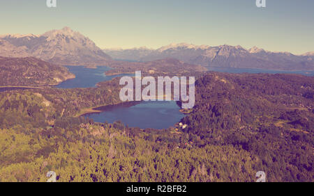 Blick auf die Berge und Seen Campanario an einem sonnigen Tag, Nationalpark Nahuel Huapi. San Carlos de Bariloche, Argentinien, Patagonien Stockfoto