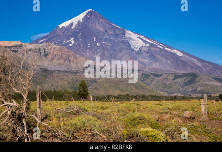 Blick auf den Vulkan Lanin in der Patagonischen Anden an der Grenze zwischen Argentinien und Chile. Stockfoto