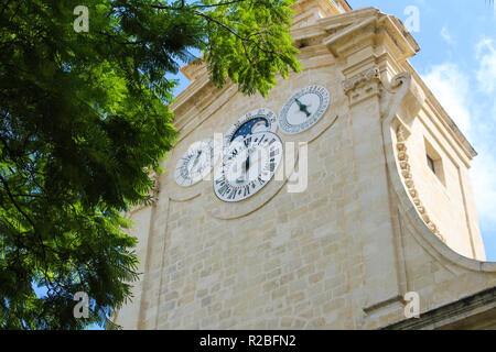 Valletta, Malta, septembar 26, 2017 - Mauren Wecker auf historischen Uhrturm in Garten im Prince Alfred in den Hof des Grandmaster Palast, Fal Stockfoto