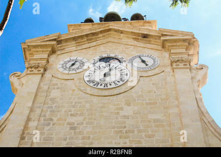 Valletta, Malta, septembar 26, 2017 - Mauren Wecker auf historischen Uhrturm in Garten im Prince Alfred in den Hof des Grandmaster Palast, Fal Stockfoto