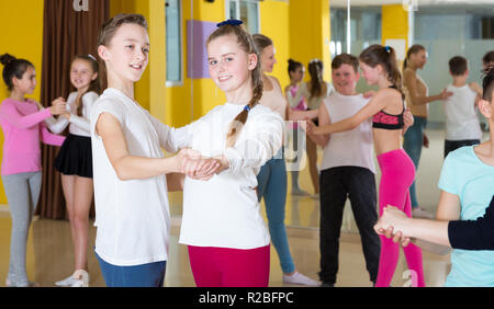 Jugendliche in Paaren lernen Walzer mit weiblichen Choreograf in modernes Studio für Tanz Stockfoto