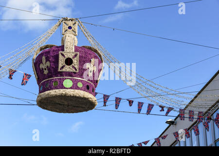 WINDSOR, ENGLAND - NOVEMBER 2018: die Große königliche Krone von Leitungen über eine Straße in Windsor Innenstadt ausgesetzt als Teil der Weihnachtsdekorationen. Stockfoto