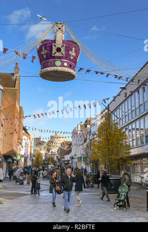 WINDSOR, ENGLAND - NOVEMBER 2018: die Große königliche Krone von Leitungen über eine Straße in Windsor Innenstadt ausgesetzt als Teil der Weihnachtsdekorationen. Wi Stockfoto