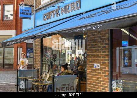 WINDSOR, ENGLAND - NOVEMBER 2018: Von außen ein Zweig der Caffe Nero Coffee Shop in Windsor Innenstadt. Stockfoto