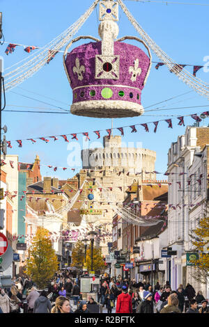 WINDSOR, ENGLAND - NOVEMBER 2018: die Große königliche Krone von Leitungen über eine Straße in Windsor Innenstadt ausgesetzt als Teil der Weihnachtsdekorationen. Wi Stockfoto