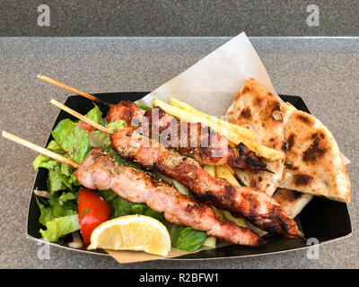 Huhn souvlaki Spieße mit Pommes Frites und Salat Stockfoto