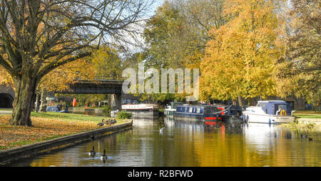 Themse, Windsor, England - NOVEMBER 2018: Weitwinkel malerischen Blick auf Hausboote günstig auf der Themse in der Nähe von Windsor. Stockfoto