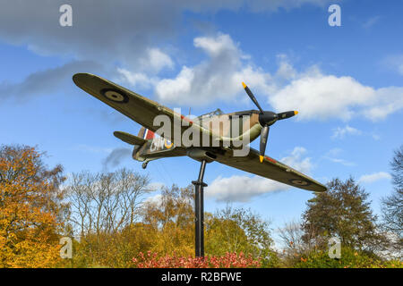 WINDSOR, ENGLAND - NOVEMBER 2018: Nachbildung eines Hawker Hurricane Weltkrieg II Jagdflugzeug in öffentlichen Gärten in der Nähe von Windsor Innenstadt. Stockfoto