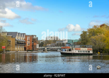 Themse, Windsor, England - NOVEMBER 2018: Touristische Fluss Bootsfahrt auf der Themse in Windsor. Stockfoto