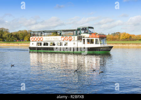 Themse, Windsor, England - NOVEMBER 2018: Touristische Sehenswürdigkeiten Boot Kreuzfahrt entlang der Themse in der Nähe von Windsor. Stockfoto