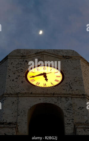 Clock Tower in West Palm Beach Florida mit Mondschein und Wolken Stockfoto
