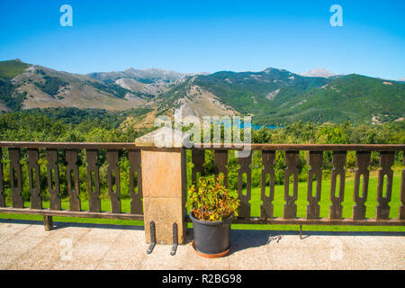 Aussichtspunkt über Fuentes Carrionas Nature Reserve. Parador, Cervera de Pisuerga, Palencia, Spanien. Stockfoto