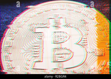 Nahaufnahme des Goldenen bitcoin Münze mit Digital Pixel Glitch Fehler Wirkung und Silber und Gelb Reflexion über seine Oberfläche, scam oder Hackerangriff konzept i Stockfoto