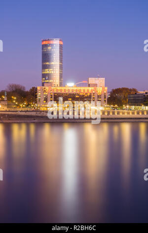 Blick auf die beleuchteten Wolkenkratzer Köln Dreieck, das Hyatt Regency und die lange Rhein in der Nacht in Deutschland, Köln 2018. Stockfoto