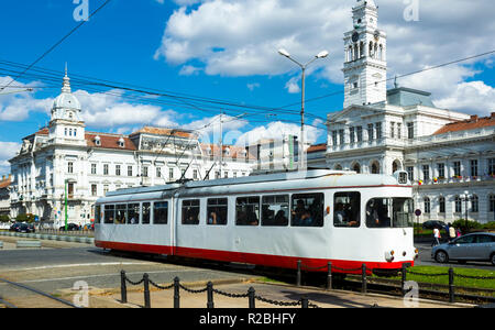 Straßenbahn in Arad auf dem Rathausplatz im sonnigen Herbsttag, Rumänien Stockfoto